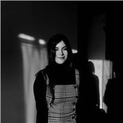 Profesora de artes visuales que dicta clases a niños y jóvenes